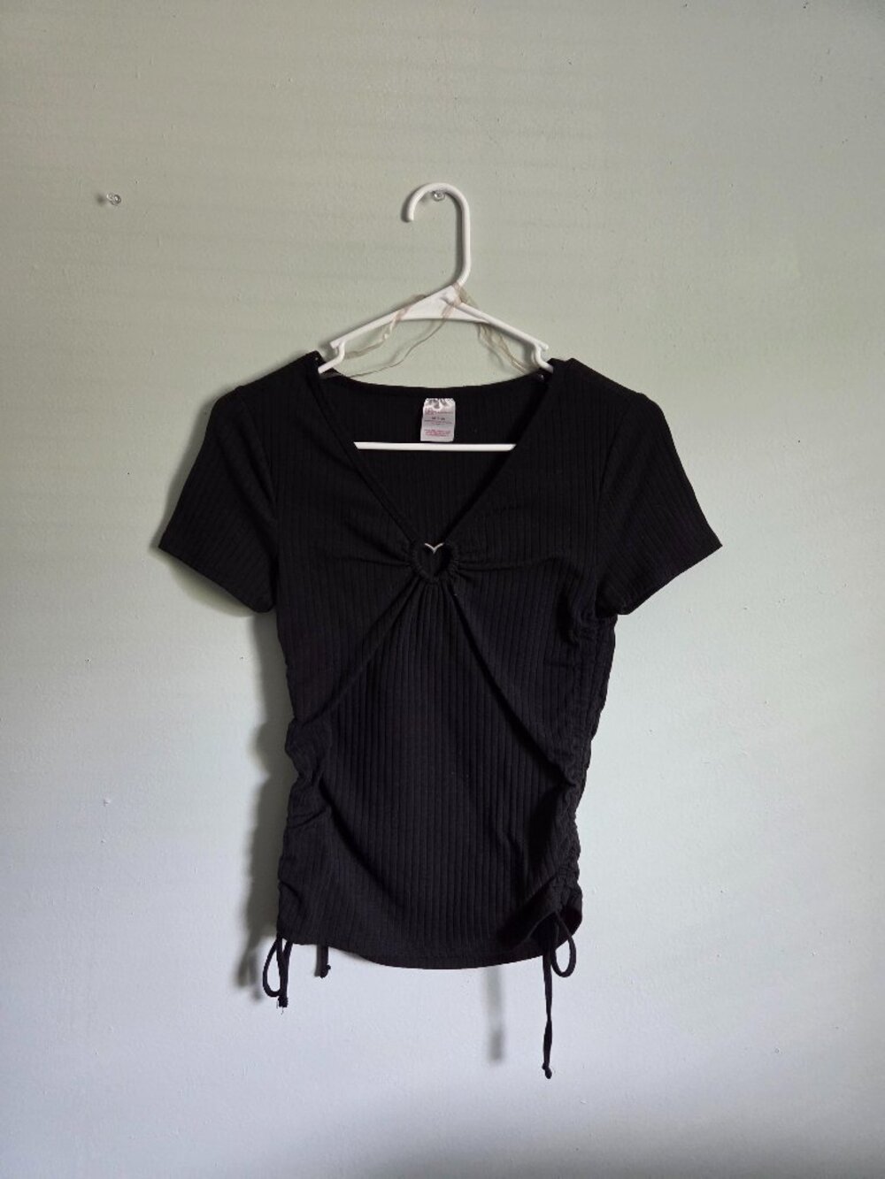 No Boundaries Black Shirt Women's Medium Ribbed Heart V-Neck Short Sleeve